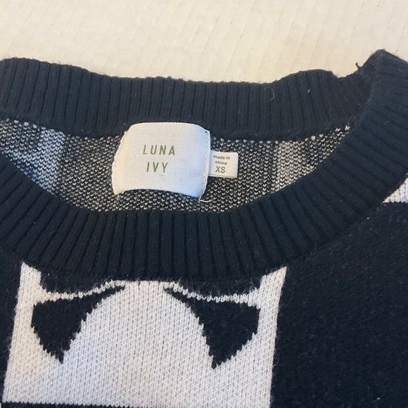 Chic Black and White Bow Patterned Crewneck Sweater - Picture 2 of 9